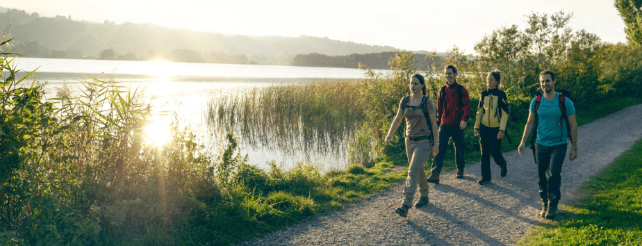 Leute am wandern in der Natur