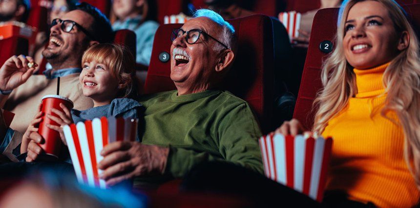 Glückliche Menschen im Kino
